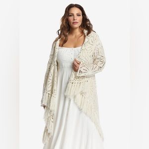 🆕❤️Torrid- Ivory Crochet Fringe Cardigan NWOT